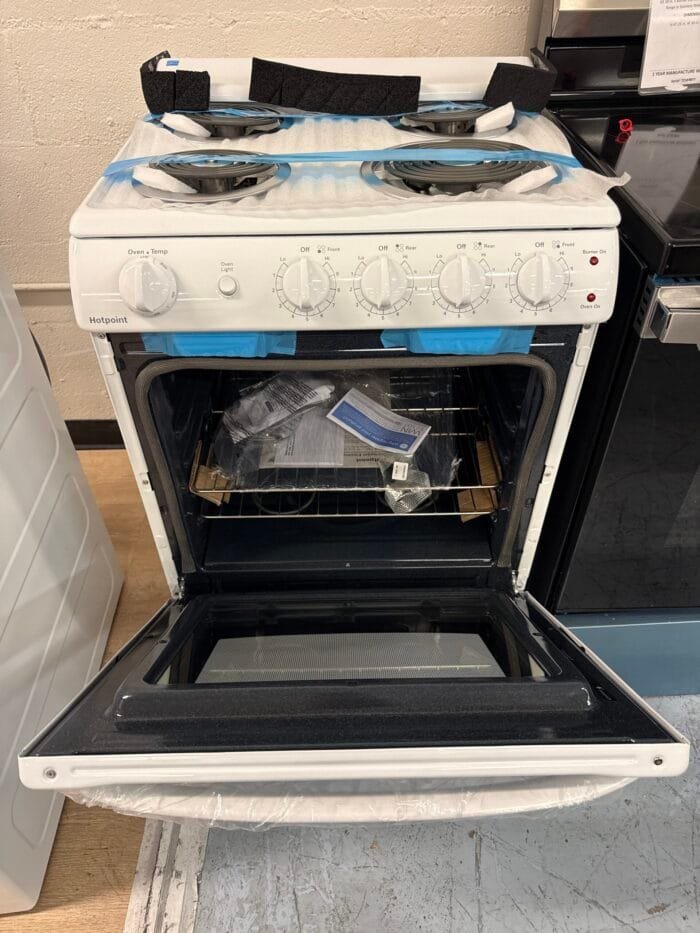 GE RAS240DMWW 24 in. 4 Burner Element Free-Standing Electric Range Oven in White - Image 3