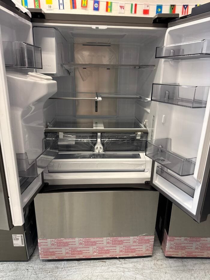 SAMSUNG RF32CG5400SRAA 31 cu. ft. Mega Capacity 3-Door French Door Refrigerator with Four Types of Ice in Stainless Steel - Image 3