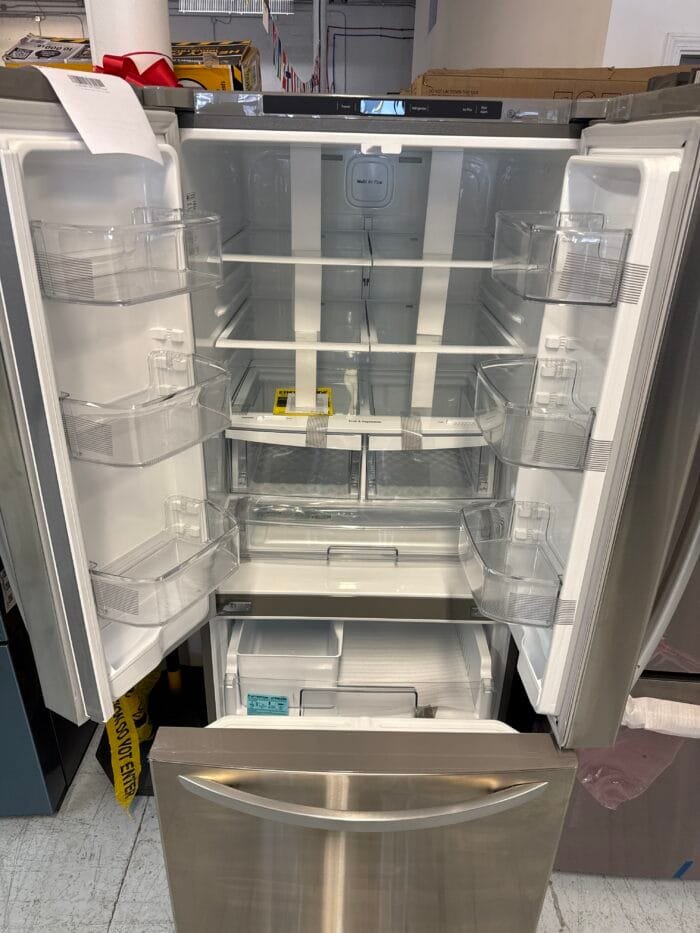 LG LFCS22520S 30 in. W 22 cu. ft. French Door Refrigerator with Ice Maker in Stainless Steel - Image 3