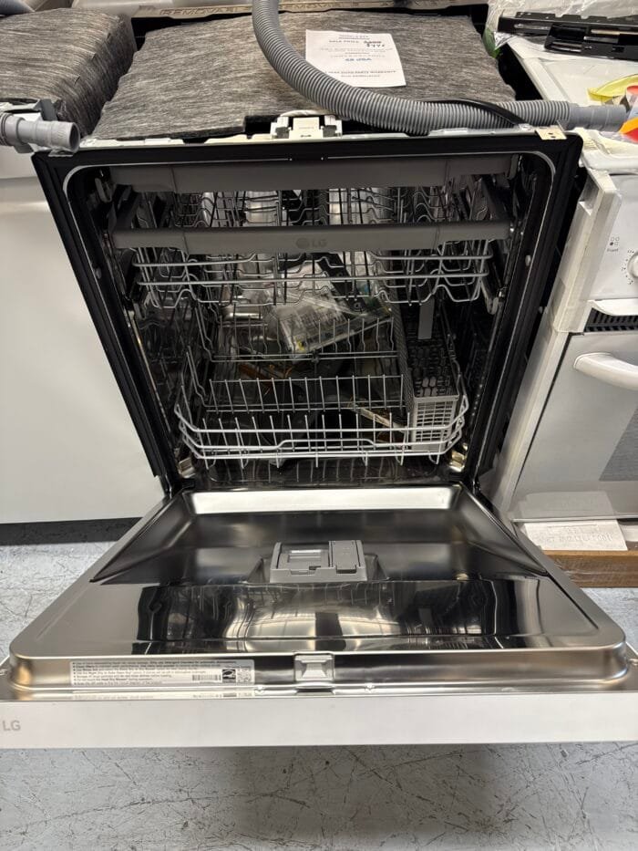 LG LDFN4542W 24 in. White Front Control Dishwasher with QuadWash, 3rd Rack & Dynamic Dry - Image 3