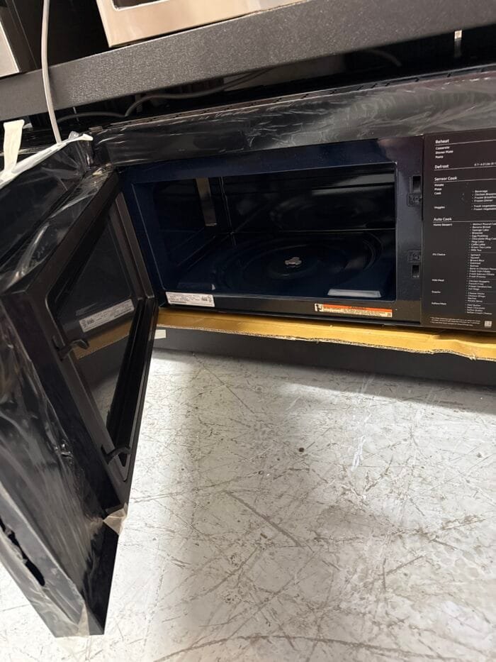 SAMSUNG ME21DB670012AA Bespoke 2.1 cu. ft. Over-the-Range Microwave with Auto Dimming Glass Touch Controls in White Glass - Image 3