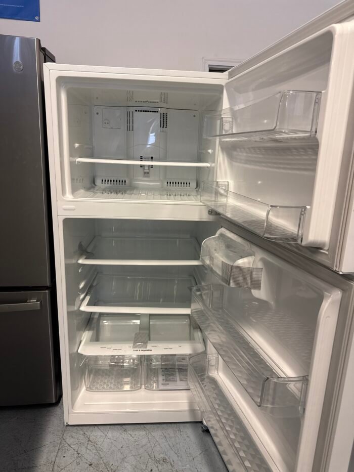 GE LTCS20020W 30 in. W 20 cu. ft. Top Freezer Refrigerator w/ Multi-Air Flow and Reversible Door in White - Image 3