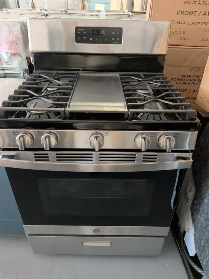 GE JGBS66REKSS 30 in. 5.0 cu. ft. Freestanding Gas Range in Stainless Steel with Griddle - Image 5
