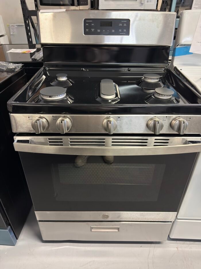GE JGBS66REKSS 30 in. 5.0 cu. ft. Freestanding Gas Range in Stainless Steel with Griddle - Image 2