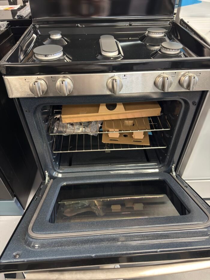 GE JGBS66REKSS 30 in. 5.0 cu. ft. Freestanding Gas Range in Stainless Steel with Griddle - Image 3