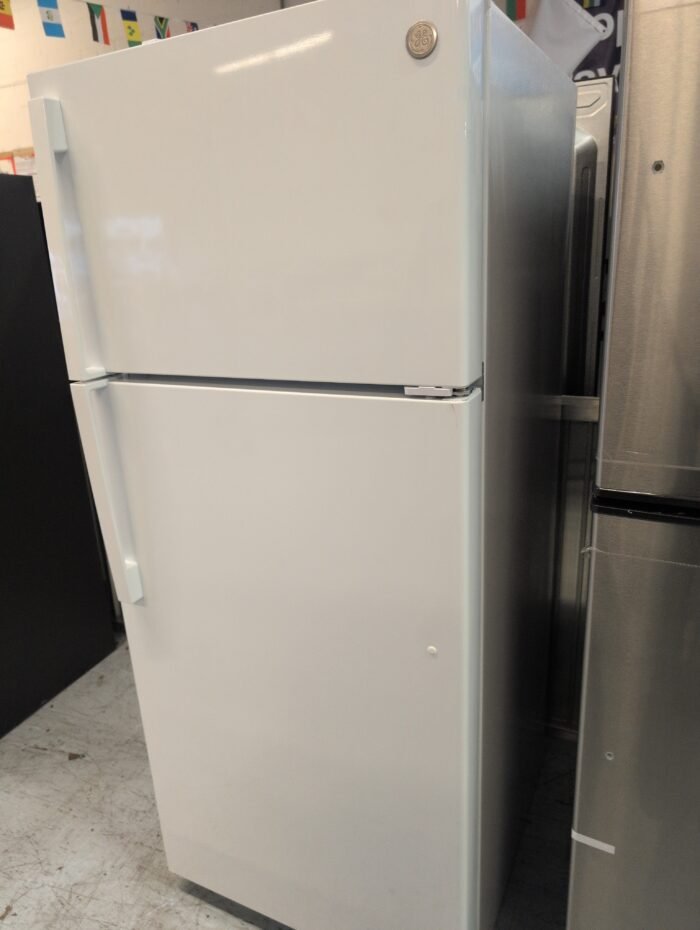 GE GTS18HGNRWW 17.5 cu. ft. Top Freezer Refrigerator in White - Image 2
