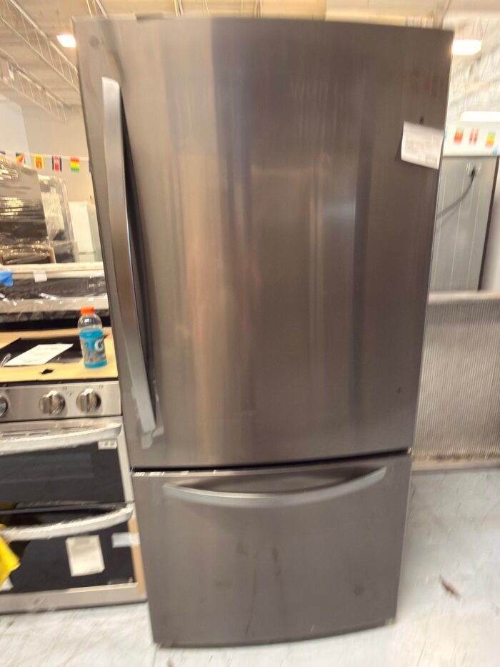 LG LRDCS2603D 33 in. W 26 cu. ft. Bottom Freezer Refrigerator w/ Multi-Air Flow and Smart Cooling in PrintProof Black Stainless Steel - Image 2