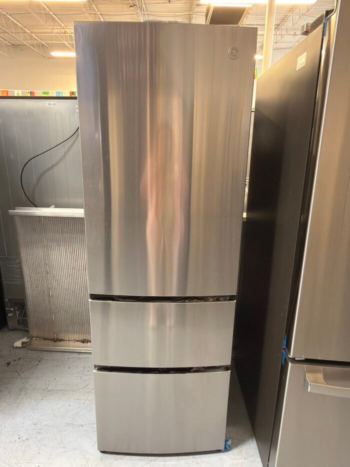 LG GLE12HSPSS 11.9 cu. ft. Bottom Freezer Refrigerator in Stainless Steel, Counter Depth - Image 2