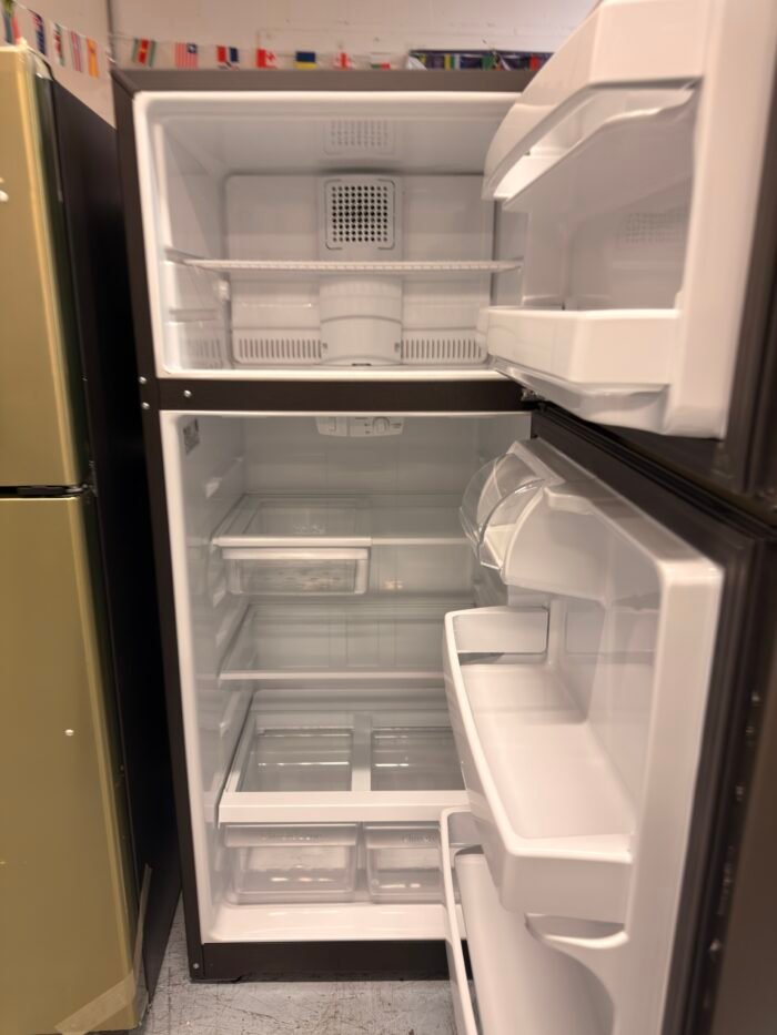 GE GTE18GMNRES 17.5 cu. ft. Top Freezer Refrigerator in Slate, Fingerprint Resistant - Image 3