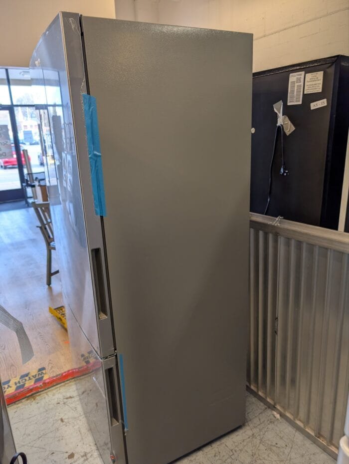 GE GBE17HYRFS 17.7 Cu. Ft. Counter-Depth Bottom-Freezer Refrigerator - Image 5