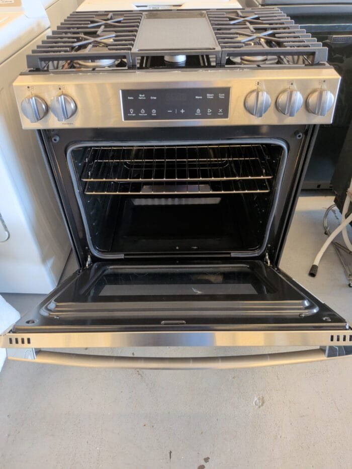 GE GGS500SVSS 30 in. 5-Burners Slide-In Gas Range in Stainless - Image 4