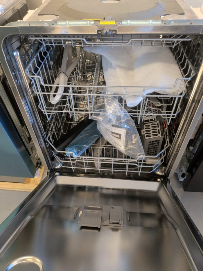 GE diswasher GDF670YVFS Front Control with Stainless Steel Interior Dishwasher with Sanitize Cycle - Image 3