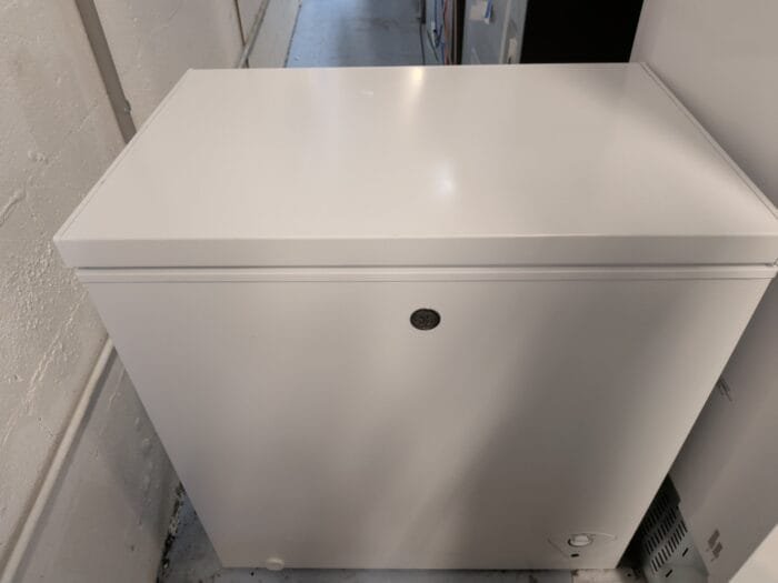 GE FCM7STWW 7.0 Cu. Ft. Manual Defrost Chest Freezer - Image 2