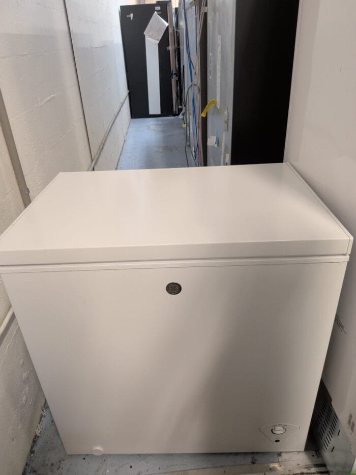 GE FCM7STWW 7.0 Cu. Ft. Manual Defrost Chest Freezer - Image 3