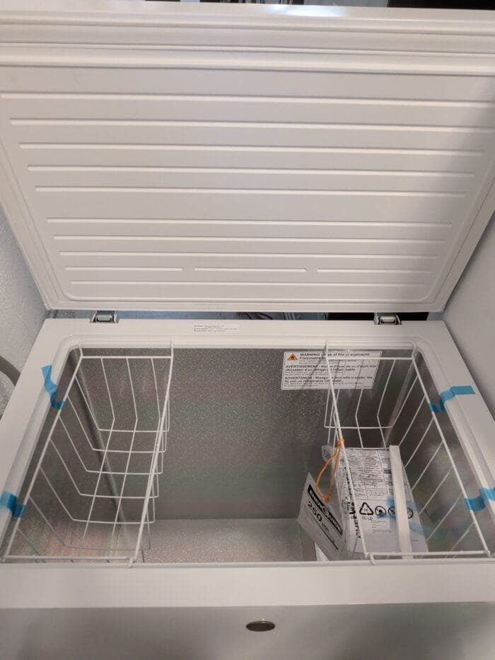 GE FCM7STWW 7.0 Cu. Ft. Manual Defrost Chest Freezer - Image 4