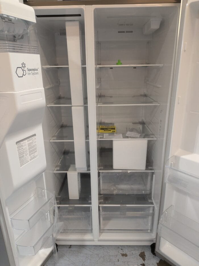 LG LS27T3230S 27 cu. ft. Standard-Depth, Side-by-side Refrigerator, with Ice and Water and Bar Handle Design - Image 3