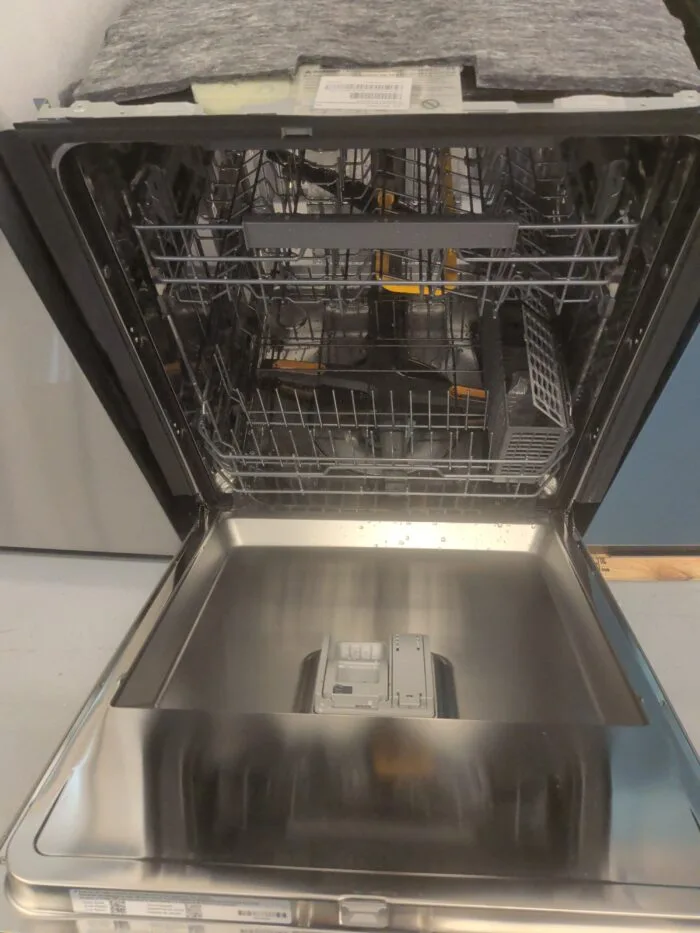 LG LDNPQ44HS 24 in. Top Control Standard 46 dBA Dishwasher with QuadWash, 3rd Rack, Blastzone Bottle Wash in Stainless Steel - Image 3