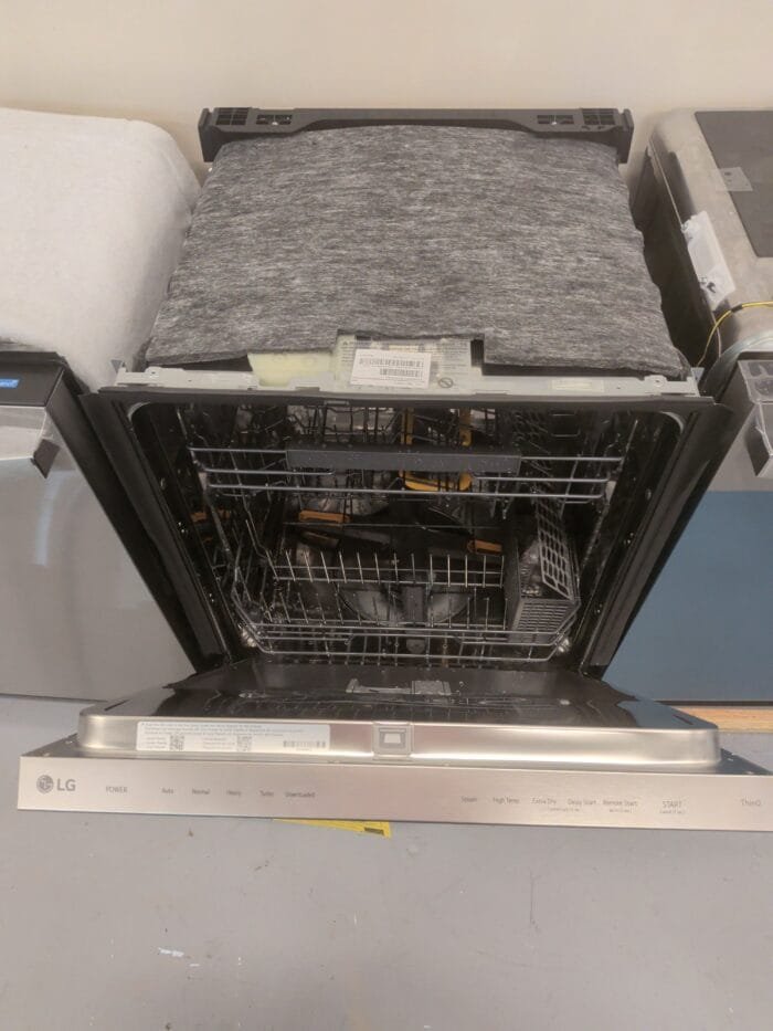 LG LDNPQ44HS 24 in. Top Control Standard 46 dBA Dishwasher with QuadWash, 3rd Rack, Blastzone Bottle Wash in Stainless Steel - Image 4