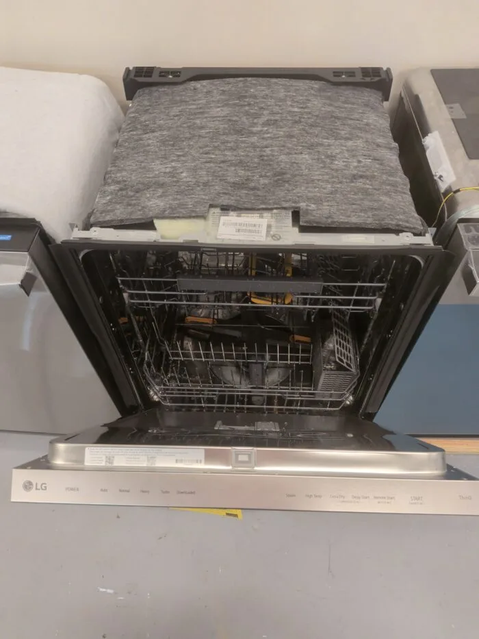 LG LDNPQ44HS 24 in. Top Control Standard 46 dBA Dishwasher with QuadWash, 3rd Rack, Blastzone Bottle Wash in Stainless Steel - Image 4