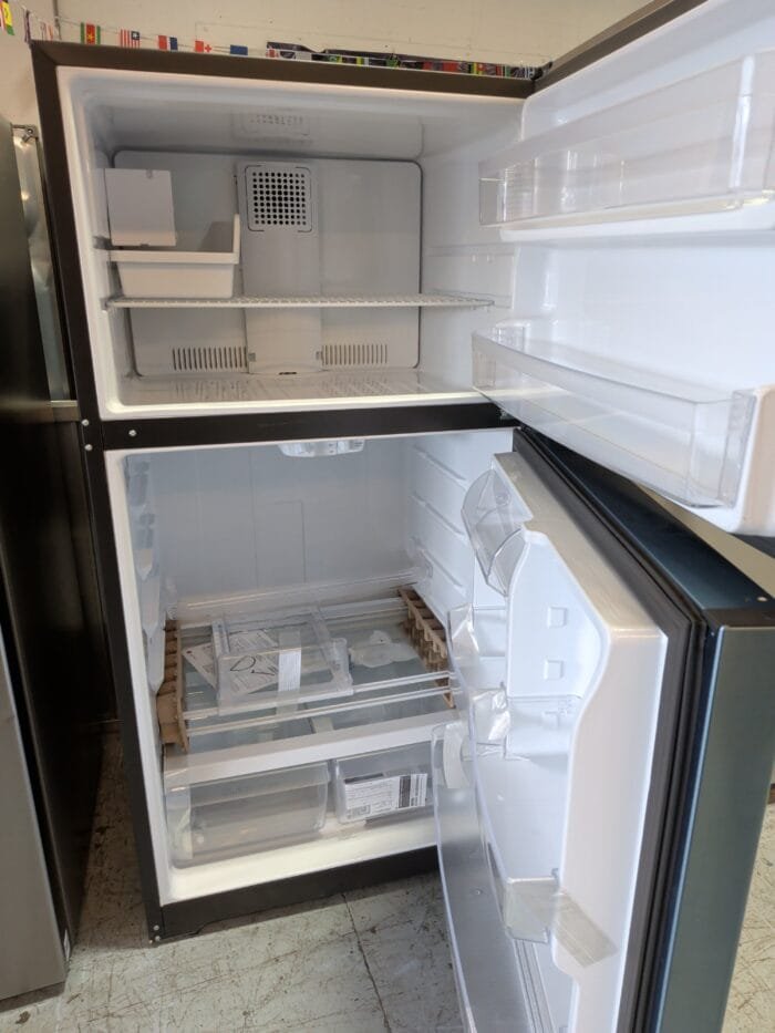 GE GIE22JSNRSS  21.9 Cu. Ft. Top-Freezer Refrigerator - Image 2