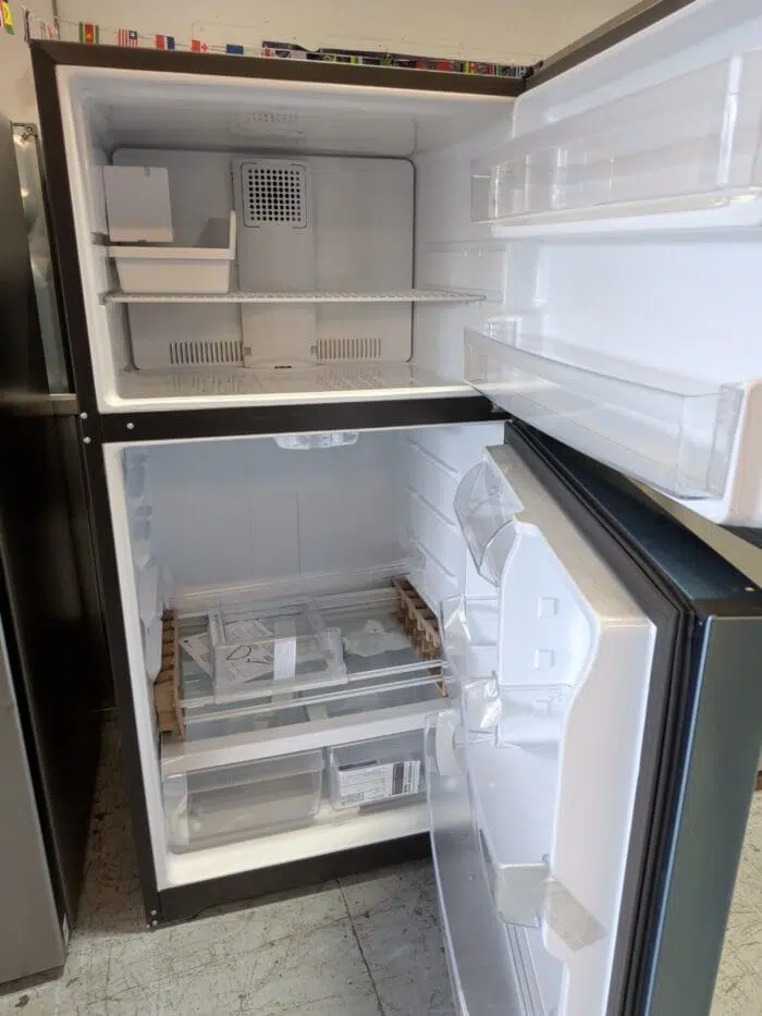 GE GIE22JSNRSS  21.9 Cu. Ft. Top-Freezer Refrigerator - Image 2