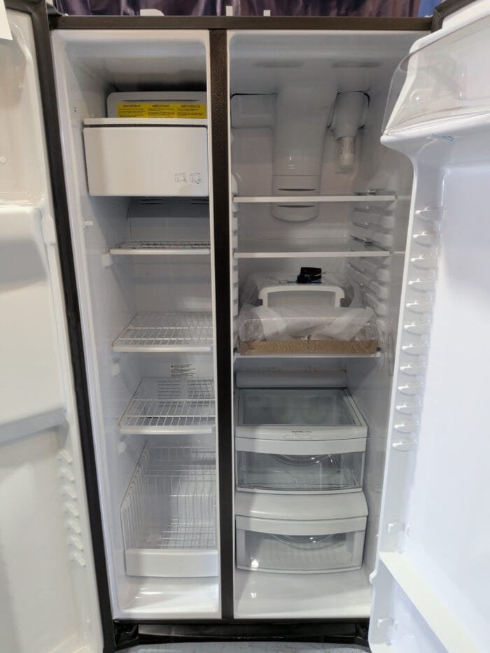 GE GSE25GYPFS 25.3 Cu. Ft. Side-By-Side Refrigerator - Image 3
