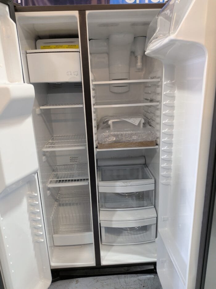 GE GSE25GYPFS 25.3 Cu. Ft. Side-By-Side Refrigerator - Image 3