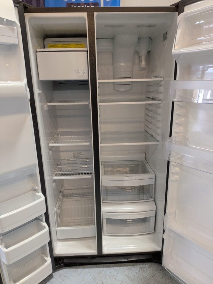 GE GSE25GYPFS 25.3 Cu. Ft. Side-By-Side Refrigerator - Image 3