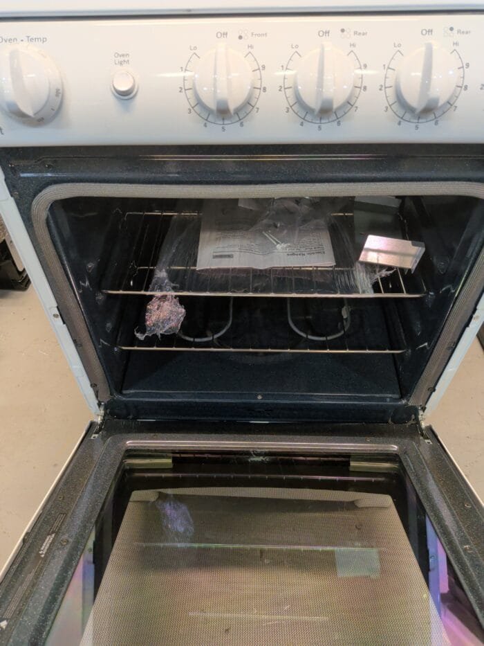 RAS240DMWW Hotpoint 24 in. 4-Burner Element Free-Standing Electric Range Oven in White - Image 3