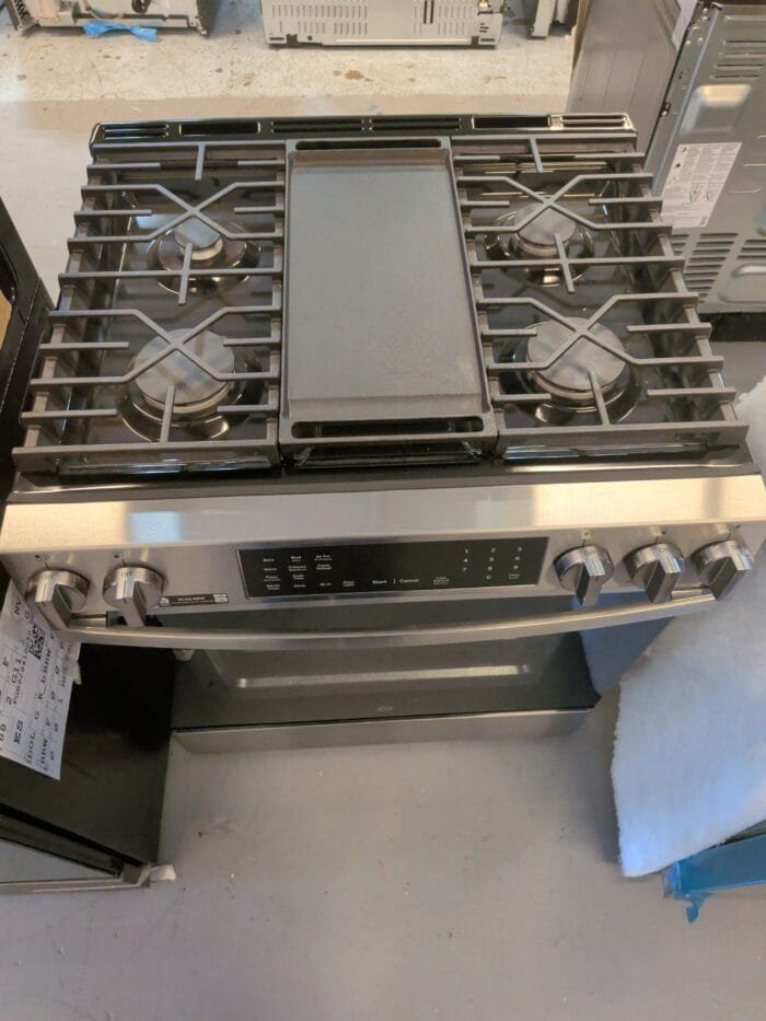 GE GGS600AVEFS 30" Slide-In Front-Control Convection Gas Range with No Preheat Air Fry and EasyWash Oven Tray - Image 3