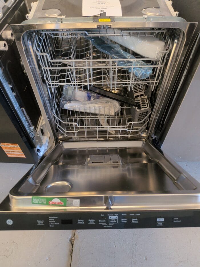 GE GDP670SYVFS  Fingerprint Resistant Top Control with Stainless Steel Interior Dishwasher with Sanitize Cycle - Image 3