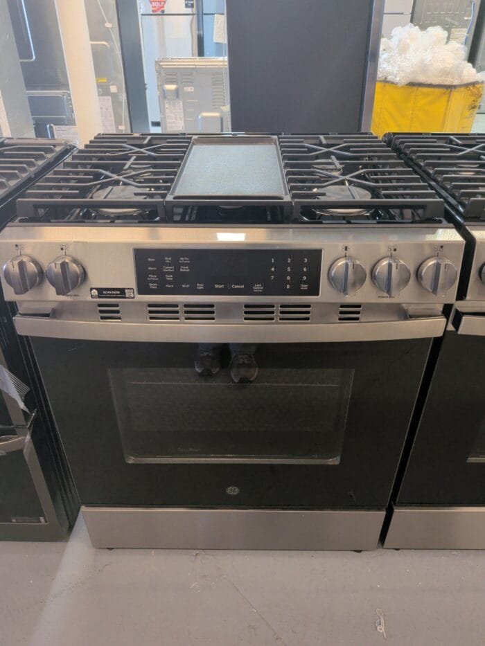 GE GGS600AVFS 30" Slide-In Front-Control Convection Gas Range with No Preheat Air Fry and EasyWash Oven Tray - Image 2