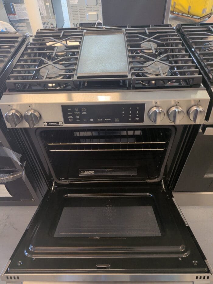 GE GGS600AVFS 30" Slide-In Front-Control Convection Gas Range with No Preheat Air Fry and EasyWash Oven Tray - Image 3