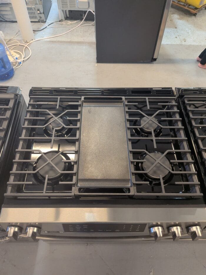 GE GGS600AVFS 30" Slide-In Front-Control Convection Gas Range with No Preheat Air Fry and EasyWash Oven Tray - Image 4