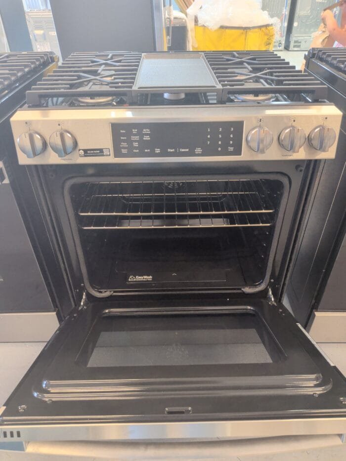 GE GGS600AVFS 30" Slide-In Front-Control Convection Gas Range with No Preheat Air Fry and EasyWash Oven Tray - Image 3