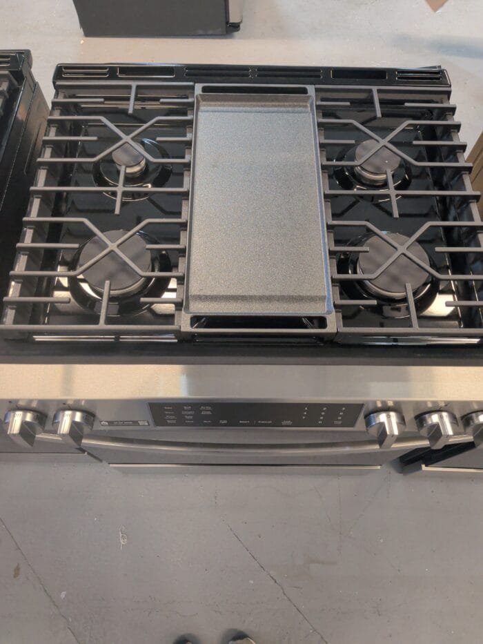 GE GGS600AVFS 30" Slide-In Front-Control Convection Gas Range with No Preheat Air Fry and EasyWash Oven Tray - Image 4