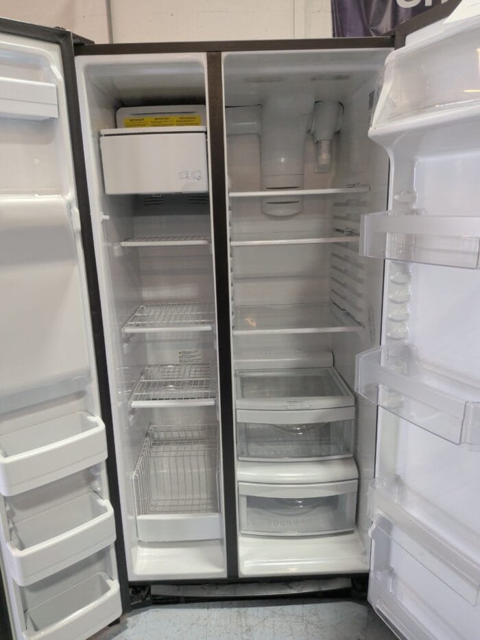 GE GSE25GYPFS ENERGY STAR 25.3 Cu. Ft. Side-By-Side Refrigerator - Image 3