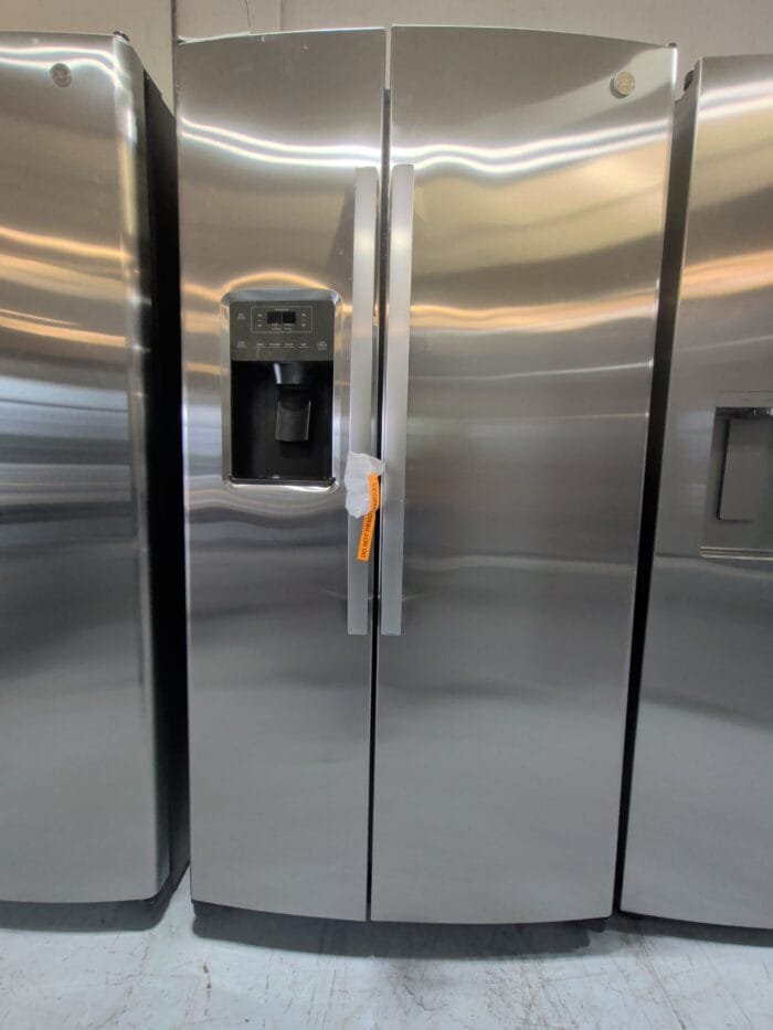GE GSS25GYPFS 25.3 Cu. Ft. Side-By-Side Refrigerator - Image 2