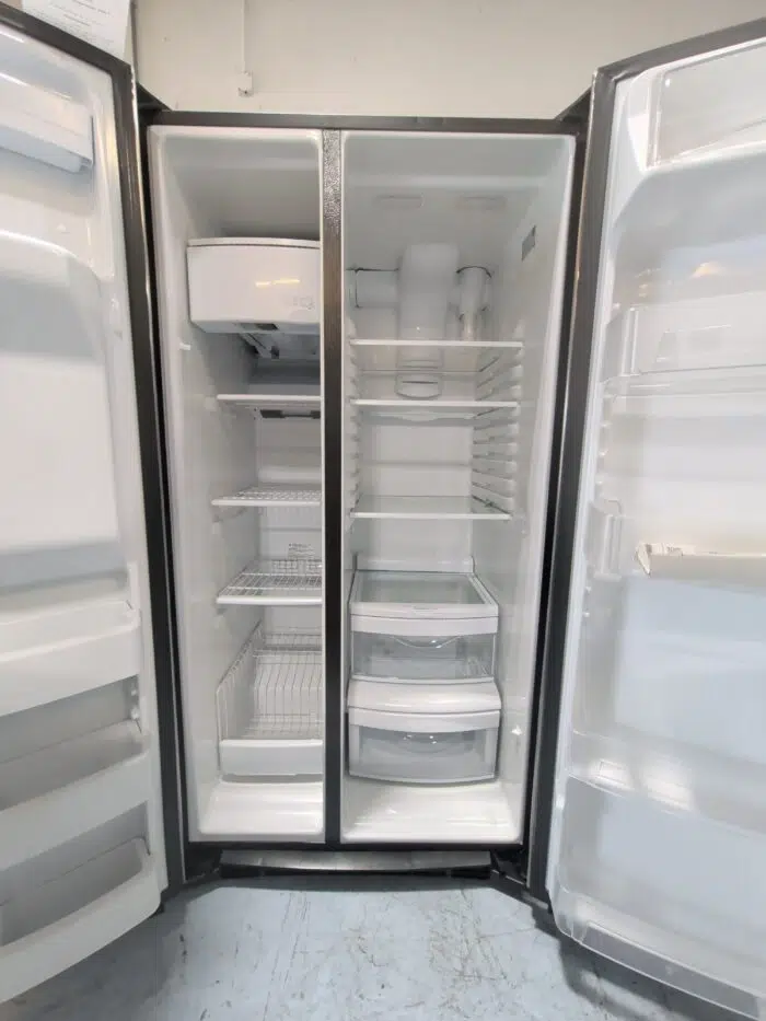 GE GSS25GYPFS 25.3 Cu. Ft. Side-By-Side Refrigerator - Image 3