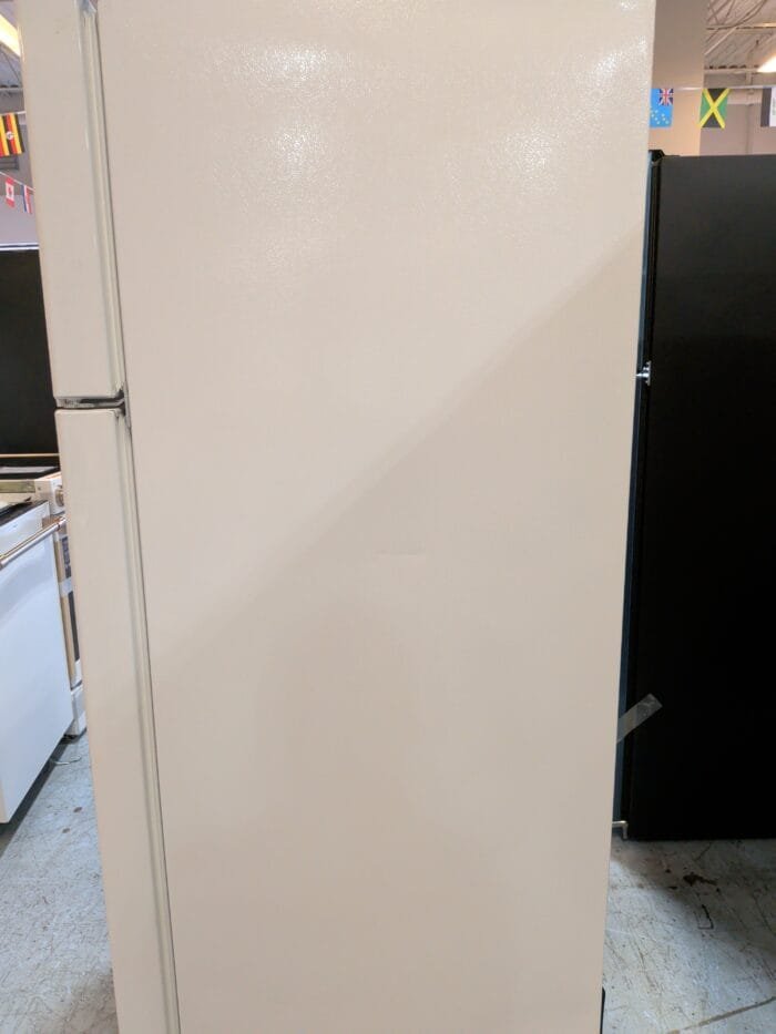 GE GTS18HGNRWW 17.5 Cu Ft Top Freezer Refrigerator - Image 5