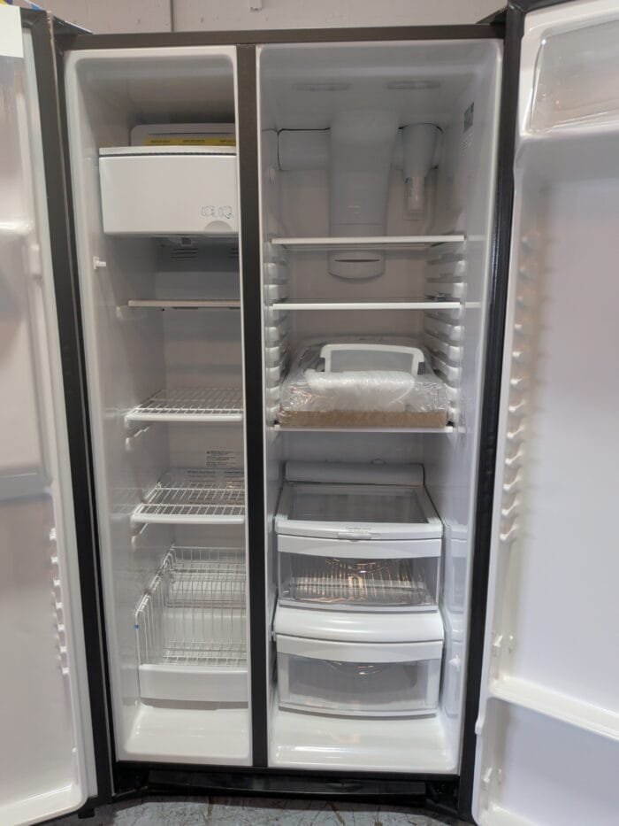 GE GSE25GYPFS 25.3 Cu. Ft. Side-by-Side Refrigerator - Image 3