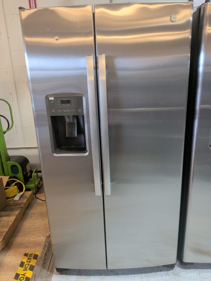 GE GSE25GYPFS 25.3 Cu. Ft. Side-by-Side Refrigerator - Image 2