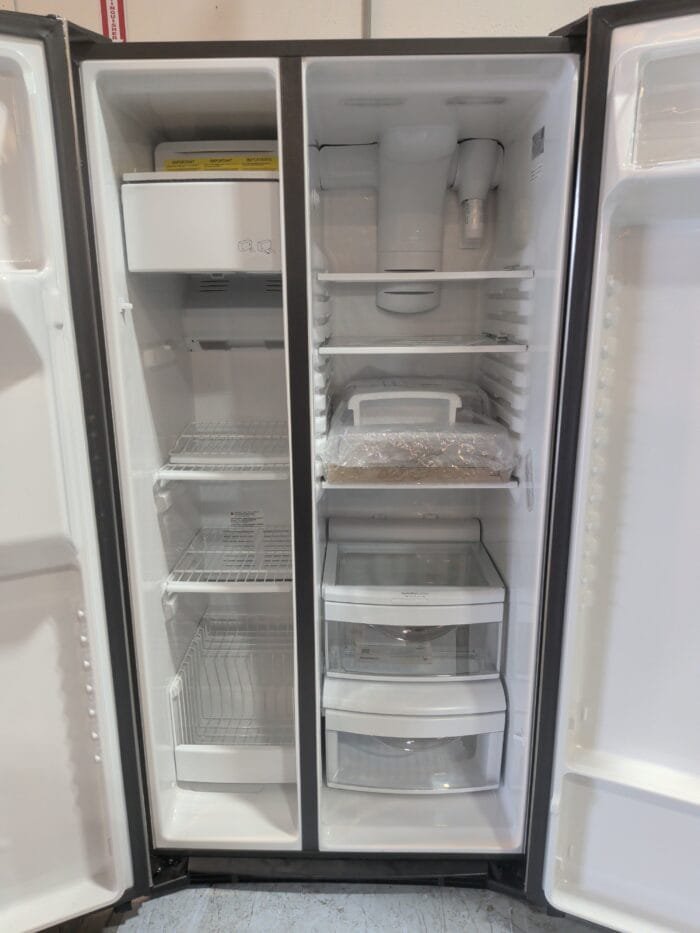 GE GSE25GYPFS 25.3 Cu. Ft. Side-by-Side Refrigerator - Image 3